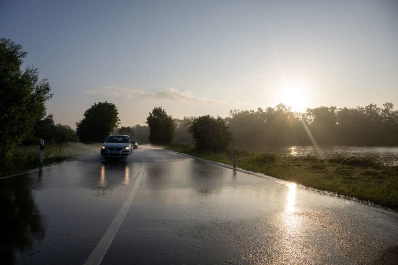 A road leads to the flooded area of ​​the Danube River.  After heavy rainfall, many places in Bavaria remain flooded.  Stefan Puchner/dpa