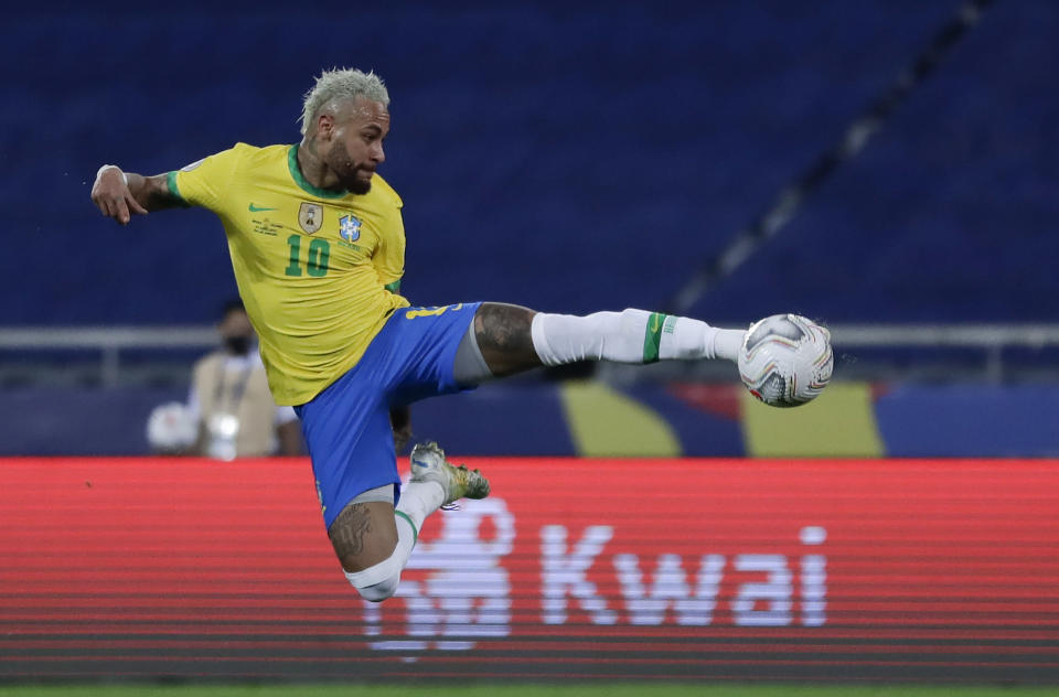 El brasileño Neymar remata a puerta en el partido de la Copa América que enfrentó a Brasil y Colombia en el estadio Nilton Santos, en Río de Janeiro, Brasil, el 23 de junio de 2021. (AP Foto/Silvia Izquierdo)