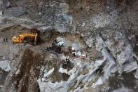<p>Dans la vallée défigurée de l'Etat de l'Uttarakhand, à Tapovan (Inde), les équipes se démènent jour et nuit pour déblayer les tonnes de magma de roches, de boue et de neige qui obstruent le tunnel d'une centrale hydroélectrique dévastée. </p>