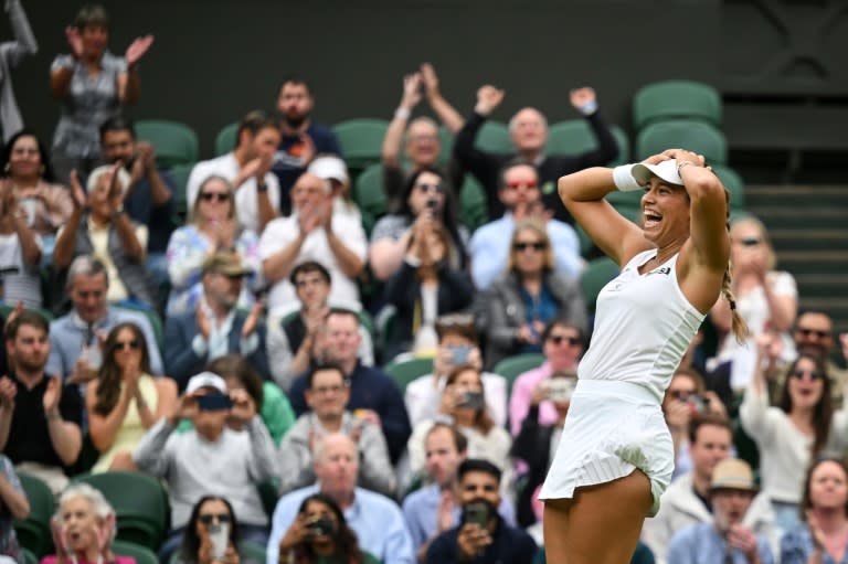 La tenista española Jessica Bouzas celebra su victoria contra la checa Marketa Vondrousova en la primera ronda del torneo de Wimbledon, en Londres el 2 de julio de 2024 (ANDREJ ISAKOVIC)