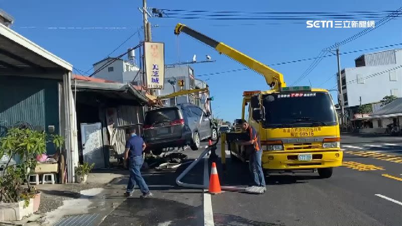 吊車將廂型車吊離現場。