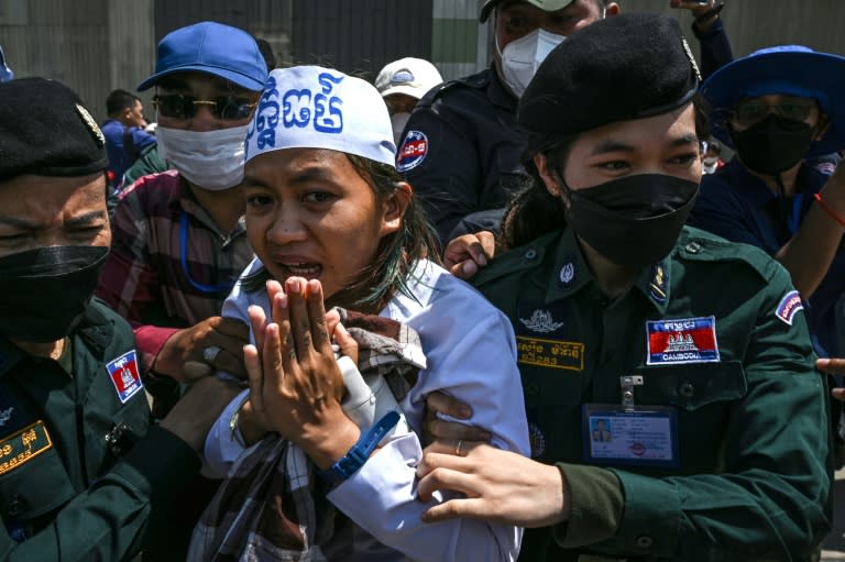 Wegen angeblicher "Verschwörung zu Straftaten" sind zehn Umweltaktivisten der mit dem Alternativen Nobelpreis ausgezeichneten Gruppe Mother Nature in Kambodscha zu mehrjährigen Haftstrafen verurteilt worden. (TANG CHHIN SOTHY)