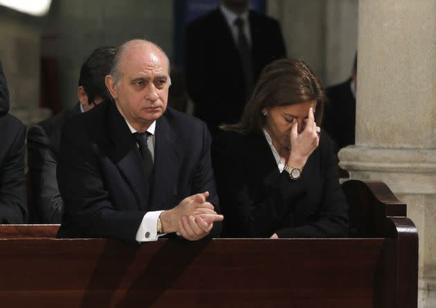 Jorge Fernández Díaz y María Dolores de Cospedal, en un acto religioso. (Photo: AFP via Getty Images)