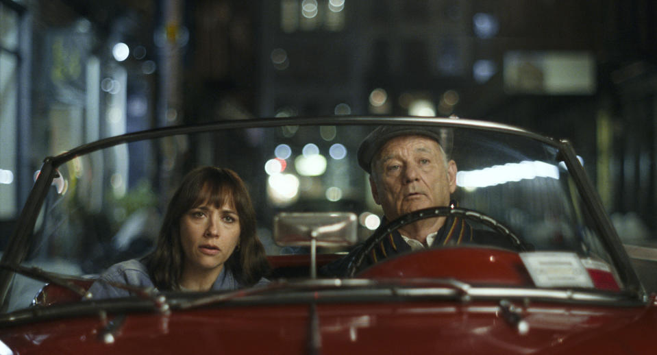 Bill Murray, derecha, y Rashida Jones en una escena de "On the Rocks" en una imagen proporcionada por Apple. (Apple via AP)