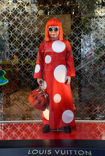 Recientemente, Kusama dio una conferencia de prensa y habló sobre los motivos que la llevaron a crear esta asombrosa exposición que hace furor en la Gran Manzana. <br><br> <p>Foto: Maniquí de Yayoi Kusama en aparador de Louis Vuitton, en París, Francia.</p>