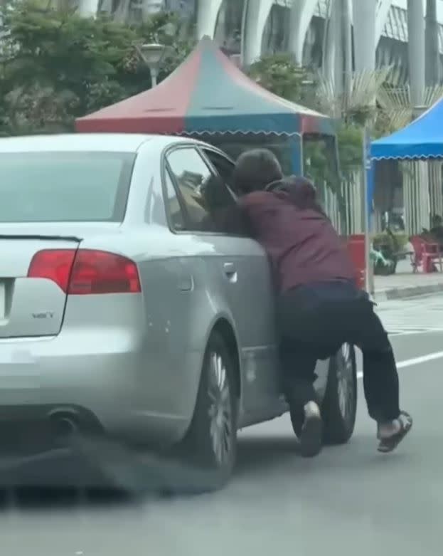 男子邊跑邊緊抓車門不放，雙腳一度騰空。(圖／翻攝自社會事新聞影音)