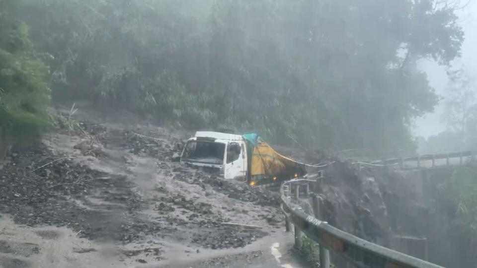 大貨車遭土石流吞噬。民眾提供