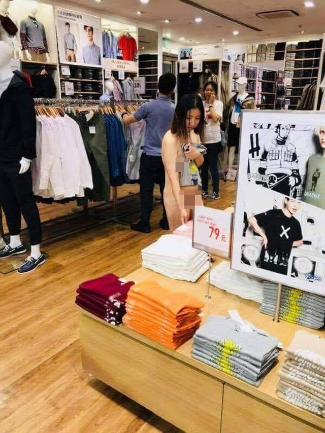 ▲即買即穿？正妹全裸逛UNIQLO，網：「沒衣服才來買啊！」（圖／翻攝自臉書）