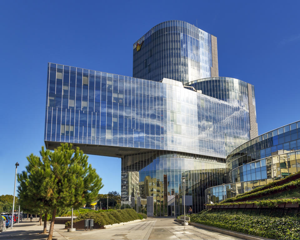 Finalizado en 2005, este edificio es la sede de Gas Natural en Barcelona. La torre acristalada tiene 85 metros de alto y un cuerpo horizontal de la misma longitud. Es obra del arquitecto Enric Miralles. (Foto: Getty Images).