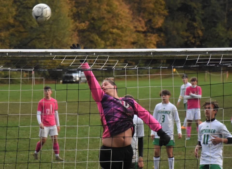 Bramkarz Herkimer, Jayden Crandall, przerzuca piłkę przez poprzeczkę po rzucie rożnym Poland Tornadoes w drugiej połowie niedzielnego meczu o mistrzostwo Polski z okazji Dnia Kolumba.