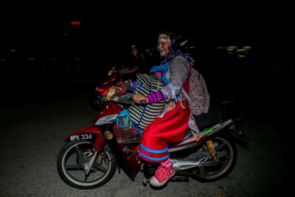 Nazirah travels back and forth from Ipoh to Batu Gajah every weekend to sell balloons by dressing up as a clown at a cafe in Ipoh. — Picture by Farhan Najib