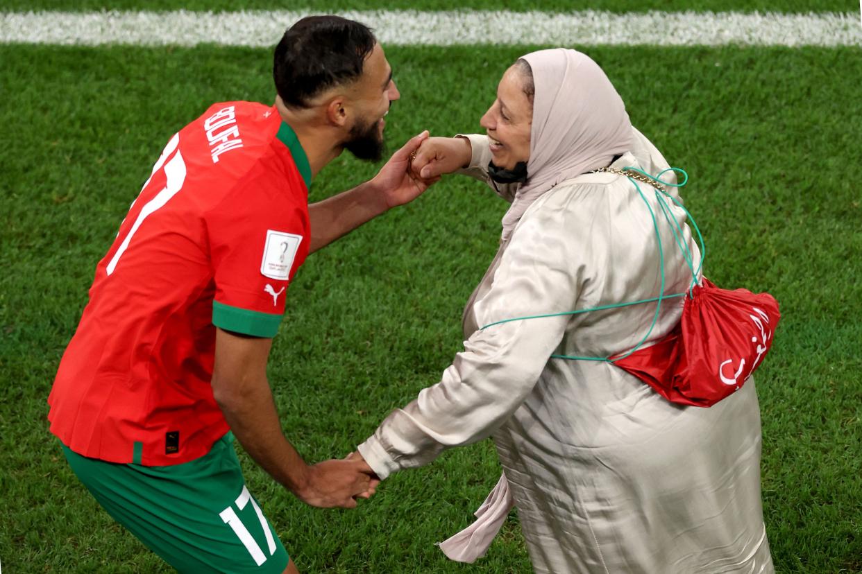 Marruecos y su secreto: Sofiane Boufal celebrando junto a su madre en el Al Thumama Stadium, tras vencer a Portugal el sábado pasado.. (Alexander Hassenstein/Getty Images)FIFA World Cup Qatar 2022 quarter final match between Morocco and Portugal at Al Thumama Stadium on December 10, 2022 in Doha, Qatar. (Photo by Alexander Hassenstein/Getty Images)