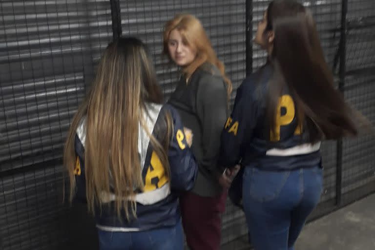 Brenda Uliarte, al ser detenida en la estación Palermo del tren San Martín