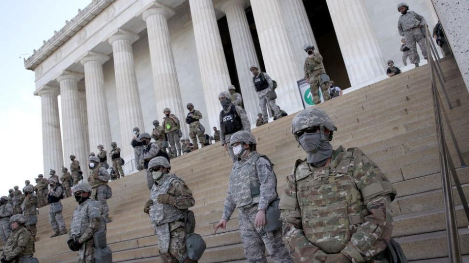 Agentes de la Guardia Nacional fueron desplegados en el Monumento a Lincoln.