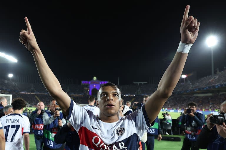 Kylian Mbappé celebra en Montjuic; el francés anotó los últimos dos tantos en la goleada de PSG