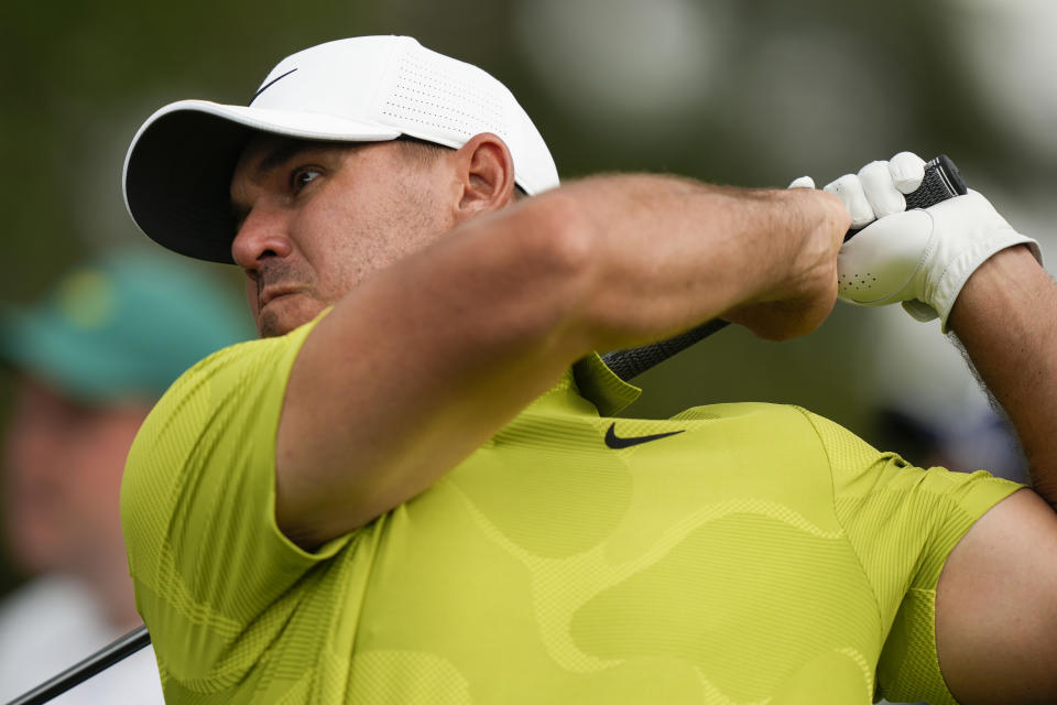 Brooks Koepka observa su tiro de salida hacia el hoyo 18 en la ronda inicial del Masters de Augusta, Georgia, el jueves 6 de abril de 2023 (AP Foto/Charlie Riedel)