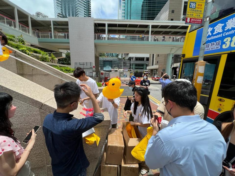 黃鴨在港展出的首日，主辦方安排於金鐘站樂禮街出口派發免費黃鴨氣球。