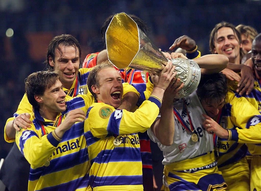  Parma's players celebrate with their trophy after beating Olympique de Marseille's 3-0, 12 May 1999 at Luzhniki Stadium in Moscow in the 28th UEFA soccer Cup final between Olympique de Marseille and Parma AC. 