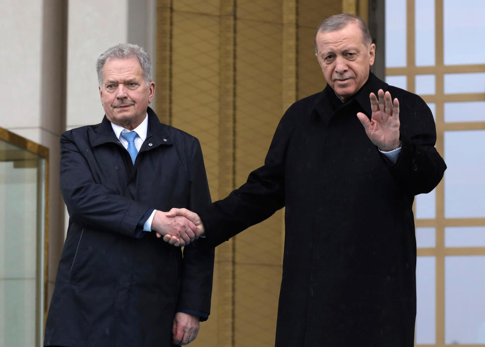 Der türkische Präsident Recep Tayyip Erdogan (r) und Sauli Niinistö, Präsident von Finnland (l.) (Foto: Burhan Ozbilici/AP)