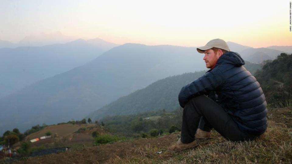 El príncipe Harry observa el amanecer en Nepal el 22 de marzo de 2016. Crédito: Chris Jackson/Getty Images