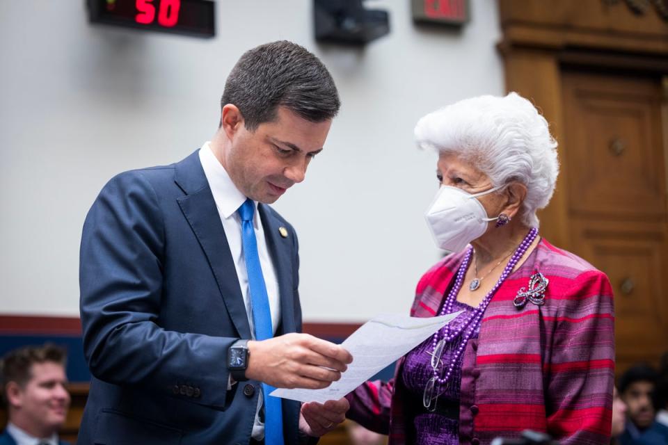 El Secretario de Transporte Pete Buttigieg habla con la congresista demócrata de California Grace Napolitano (EPA)