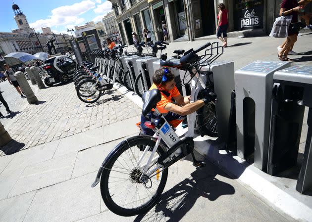 Un empleado efectúa el mantenimiento de una bici de alquiler en Madrid, en 2015. (Photo: GERARD JULIEN via AFP via Getty Images)