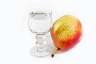 <p>Auch wenn es der Name vermuten lässt: Obstbrände ersetzen nicht die alltägliche Portion Vitamine. Immerhin fast 10 Prozent der befragten Testgruppe trinken aber gerne ab und an einen Schnaps, der aus Obst gewonnen wurde. In der Regel werden dafür Pflaumen, Äpfel, Birnen oder Kirschen genutzt. </p>