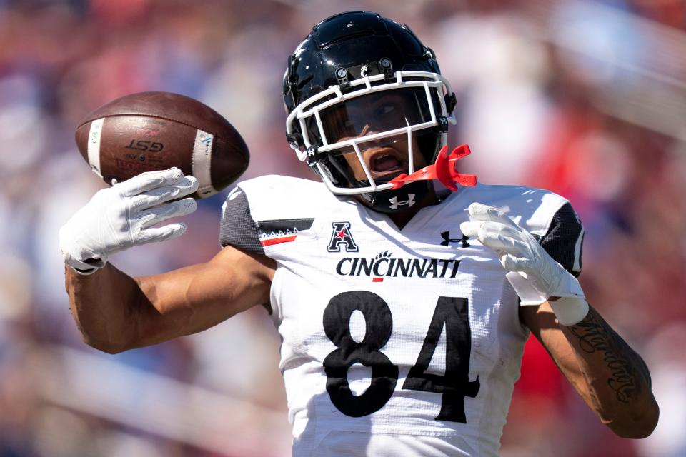 Cincinnati Bearcats wide receiver Nick Mardner (84) drops a pass at the goal line in the fourth quarter of the American Athletic Conference game at Gerald J. Ford Stadium in Dallas on Saturday, Oct. 22, 2022. Cincinnati Bearcats defeated Southern Methodist Mustangs 29-27. 