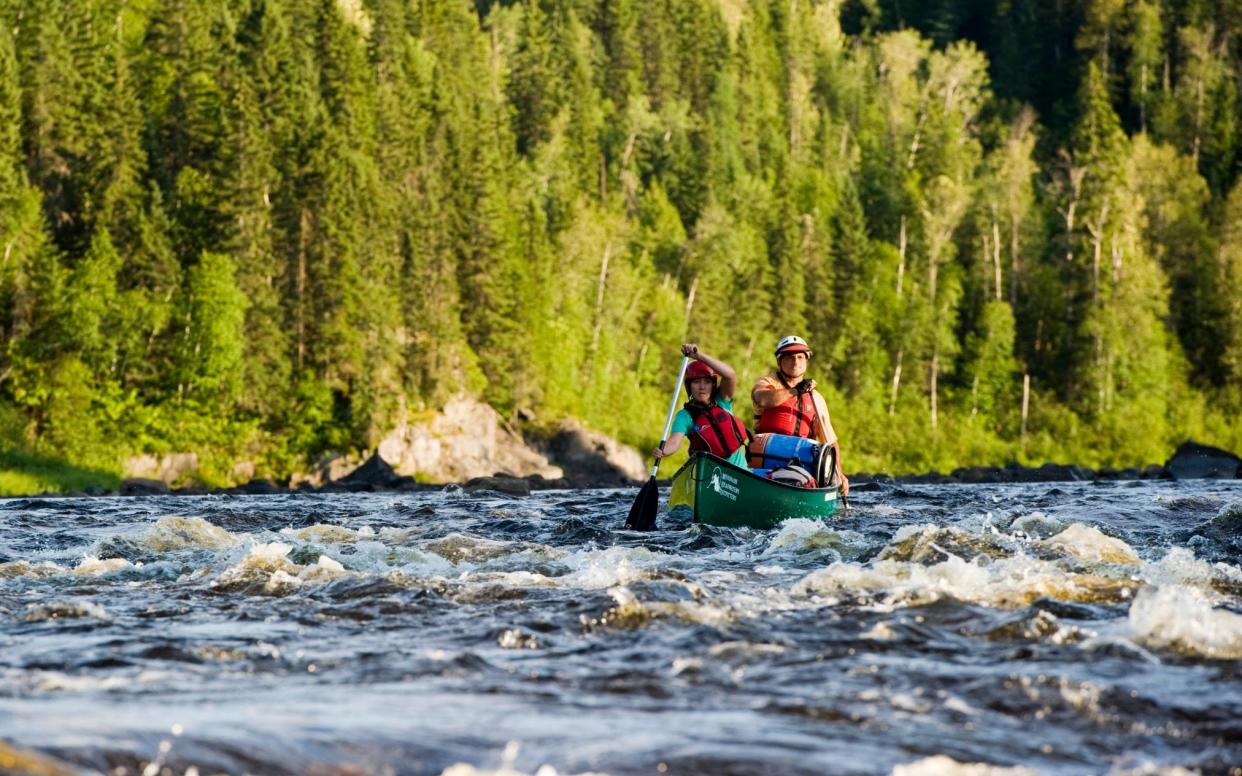 A pair canoeing the Missinaibi river