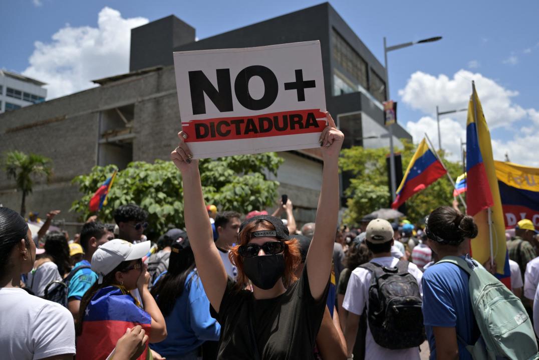 Manifestate con cartel que dice 'No más dictadura' (Photo by JUAN BARRETO/AFP via Getty Images)