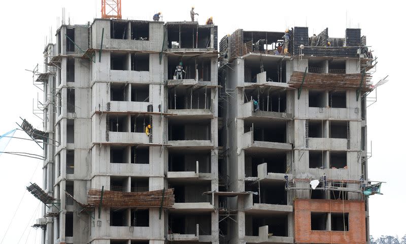 FOTO DE ARCHIVO. Trabajadores construyen un edificio de apartamentos en Bogotá