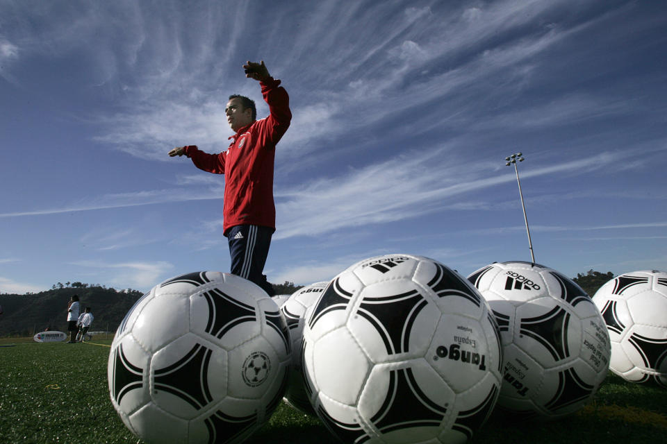 Entrenador de fútbol junto a balones / Foto archivo: Getty Images