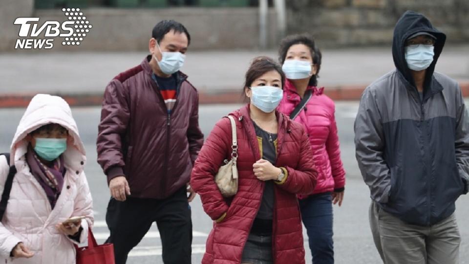 近期流感疫情嚴重，建議民眾出門務必戴口罩。圖／中央社