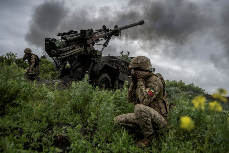 FILE PHOTO: FILE PHOTO: Ukrainian service members fire a Caesar self-propelled howitzer towards Russian troops near Avdiivka