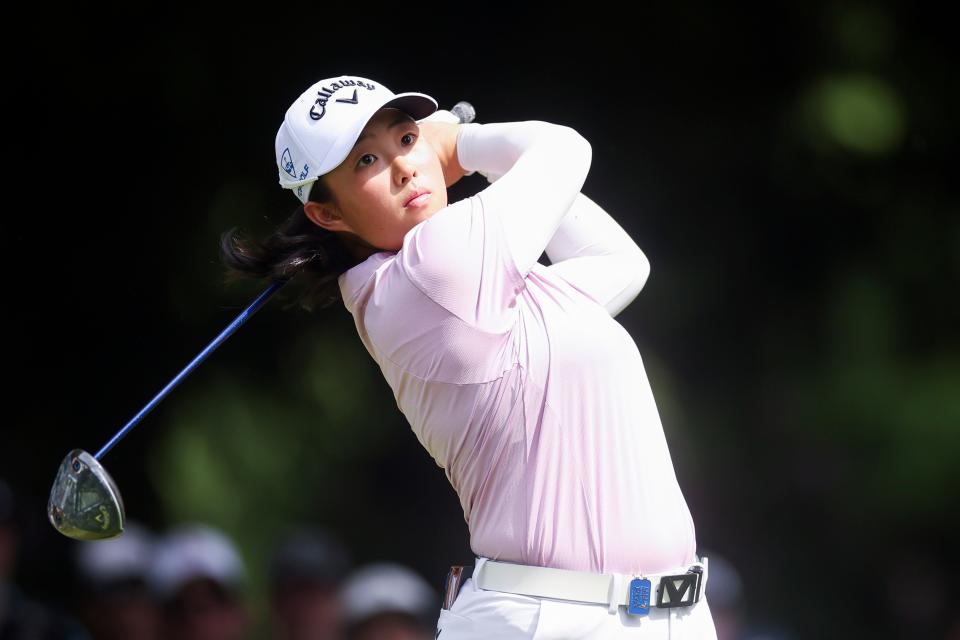 SAMMAMISH, WASHINGTON – 21 DE JUNIO: Ruoning Yin de China realiza un golpe de salida en el séptimo hoyo durante la segunda ronda del Campeonato PGA femenino de KPMG en Sahalee Country Club el 21 de junio de 2024 en Sammamish, Washington.  (Foto de Ezra Shaw/Getty Images)