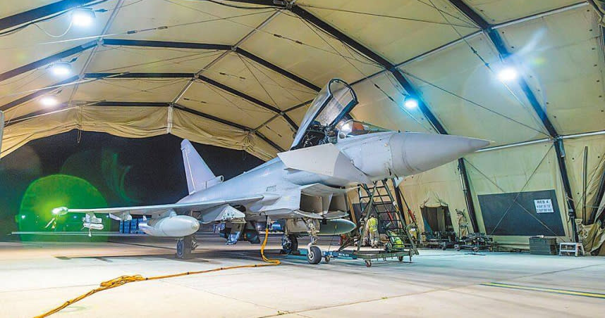 一架英國皇家空軍的颱風戰機，在襲擊葉門軍事組織「青年運動」的軍事目標後，返回賽普勒斯的阿克洛迪瑞皇家空軍基地（RAF Akrotiri）。（圖／路透）