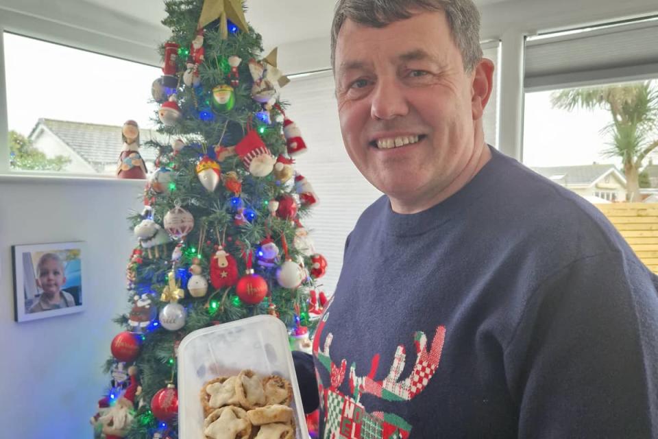 Richard Newson with his mum's mince pies. (SWNS)