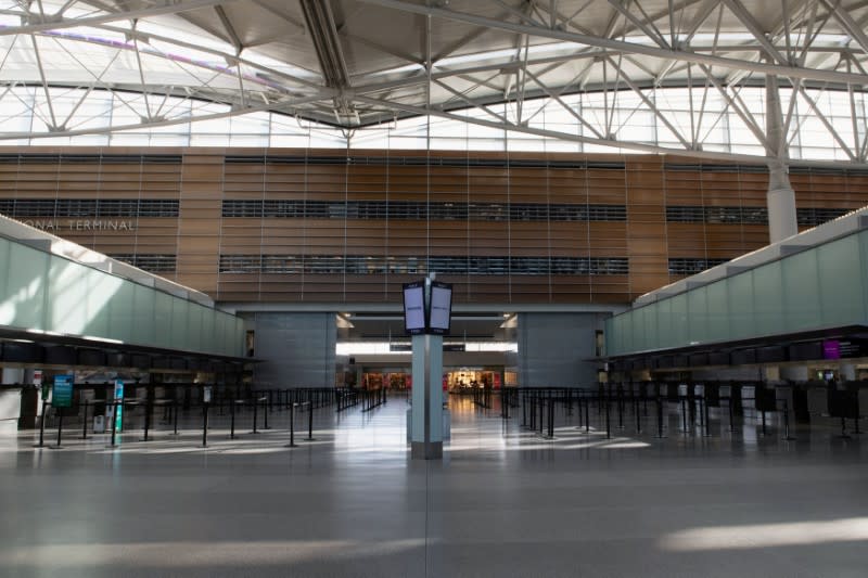 FOTO DE ARCHIVO: La terminal internacional del aeropuerto de San Francisco vacía tras la prohibición de los viajes aéreos