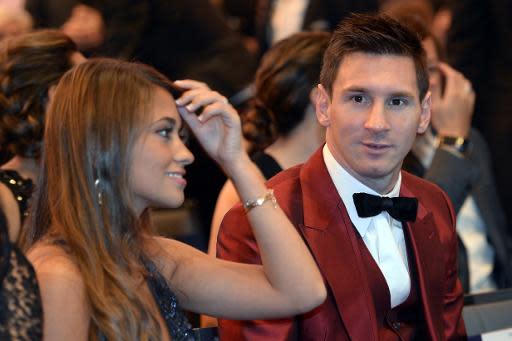 El delantero Lionel Messi, sentado junto a su pareja, Antonella Roccuzzo, en la gala del Balón de Oro, el 13 de enero de 2014 en Zúrich (AFP | Fabrice Coffrini)