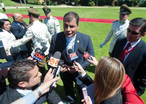 El presidente Rafael Correa habla con periodistas en Viña Del Mar, Chile, el 11 de Marzo de 2014 tras la toma de mando de la presidente de CHile, Michelle Bachelet. (AFP | Claudio Reyes)