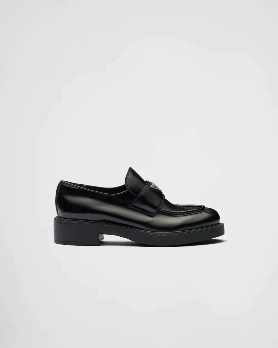 <p>850€</p><br><a href="https://www.prada.com/fr/fr/women/shoes/loafers/products.Chocolate_brushed_leather_loafers.1D246M_ULS_F0002_F_B050.html" rel="nofollow noopener" target="_blank" data-ylk="slk:Acheter;elm:context_link;itc:0;sec:content-canvas" class="link ">Acheter</a>