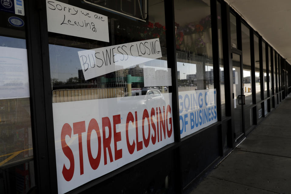 Un negocio con varios letreros en los que anuncia que ha dejado de operar, el miércoles 13 de mayo de 2020, en Niles, Illinois. (AP Foto/Nam Y. Huh)