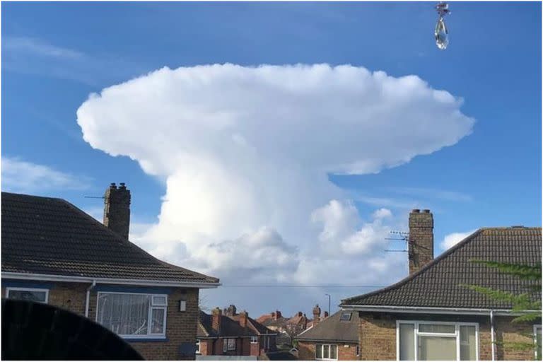 Una extraña nube con forma de hongo apareció en Gran Bretaña y lo relacionaron con un presagio