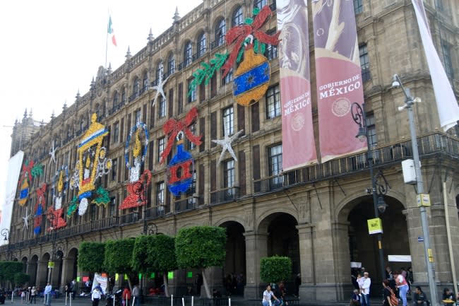 <p>México, 4 Dic 2018 (Notimex- Javier Lira).- En el zócalo capitalino y sus alrededores ya lucen los tradicionales adornos navideños.<br>NOTIMEX/FOTO/JAVIER LIRA OTERO/JLO/HUM/PONCHE/<br></p>