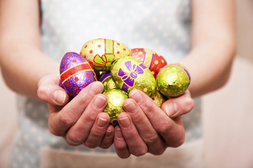 Depuis toujours, à Pâques, les cloches déposent dans les jardins des oeufs et lapins en chocolat. (Photo : Getty Images)