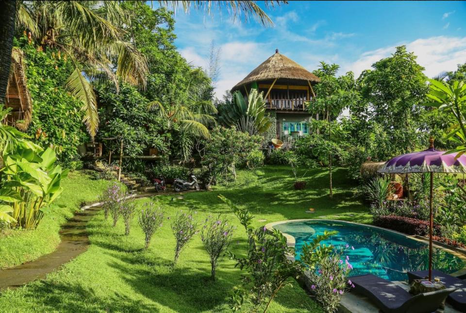 El alojamiento de más éxito en Airbnb en 2015 fue esta casa de árbol balinesa que se encuentra a apenas unos minutos de la playa y cuenta con unos impresionantes jardines y una piscina de agua turquesa. (Foto: <a href="http://www.airbnb.es/rooms/1016153?source_impression_id=p3_1581947933_kvqC4HoOMrM5HeD5" rel="nofollow noopener" target="_blank" data-ylk="slk:Airbnb;elm:context_link;itc:0;sec:content-canvas" class="link ">Airbnb</a>).