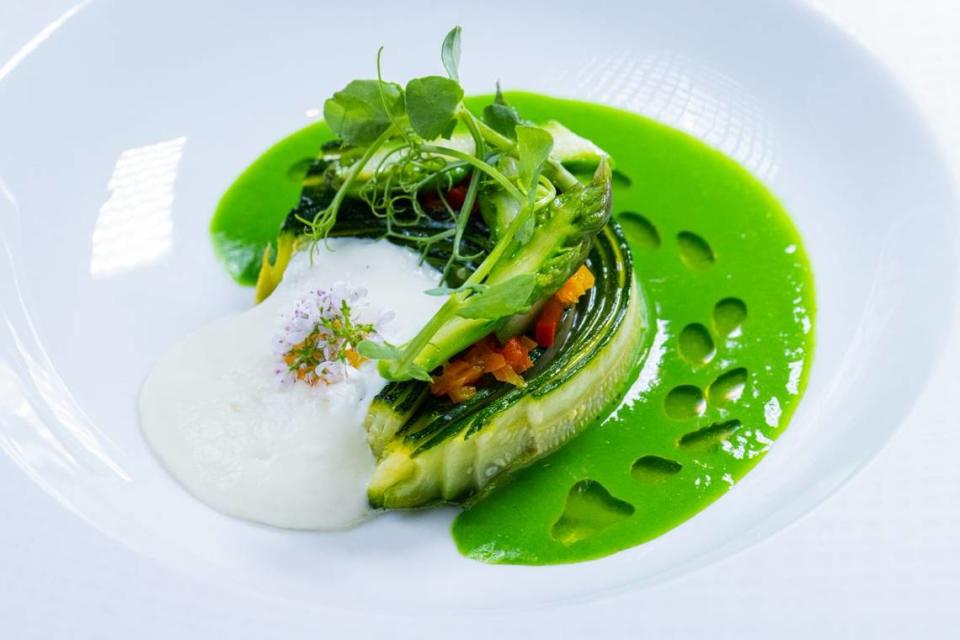 El plato de verduras de primavera, parte del menú degustación Evolution de L'Atelier de Joël Robuchon en Miami.