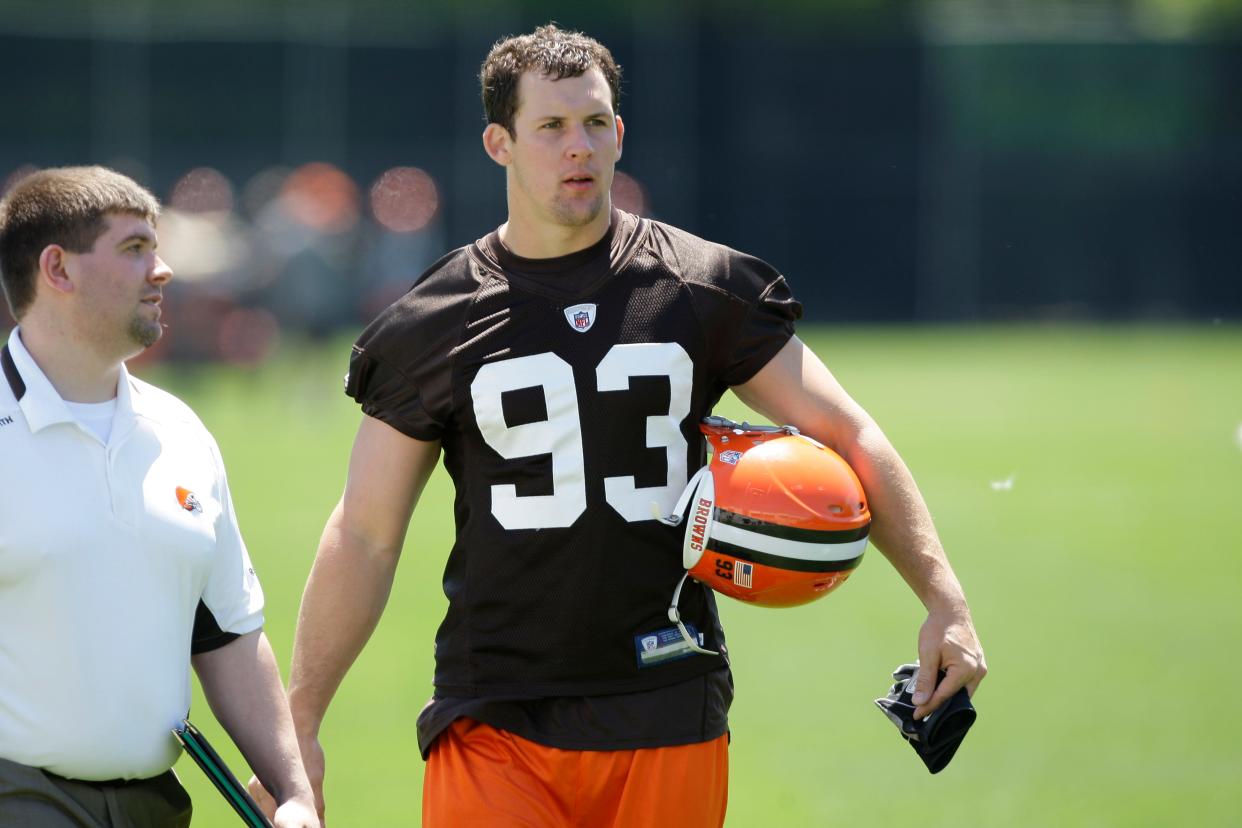 Cleveland Browns linebacker Jason Trusnik walks off the field after a voluntary NFL football practice Wednesday, May 19, 2010, in Berea, Ohio. (AP Photo/Mark Duncan)