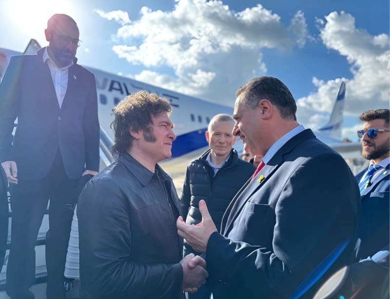 President of Argentina Javier Milei (2nd L) is received by Israeli Foreign Minister Israel Katz (2nd R) upon his arrival at the airport. -/Argentine President's Office/dpa