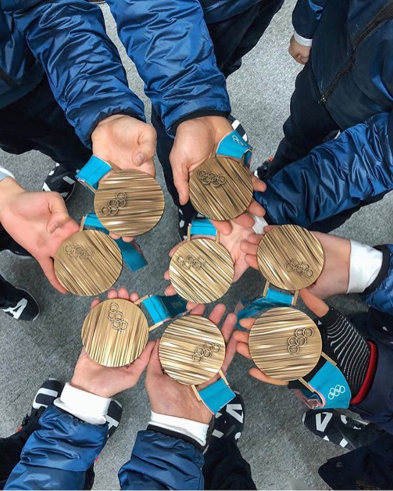 <p>nathanwchen: Also, thank you to every member of this INCREDIBLE team for backing me up and letting me leave this place with some hardware. (Photo via Instagram/nathanwchen) </p>